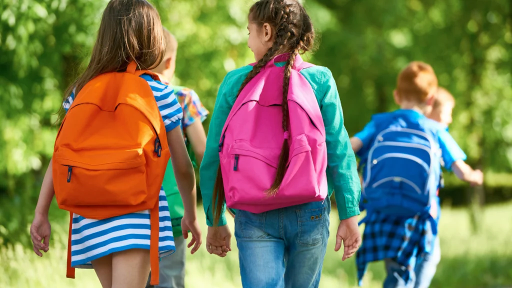 enfants du web qui rentrent de l'école