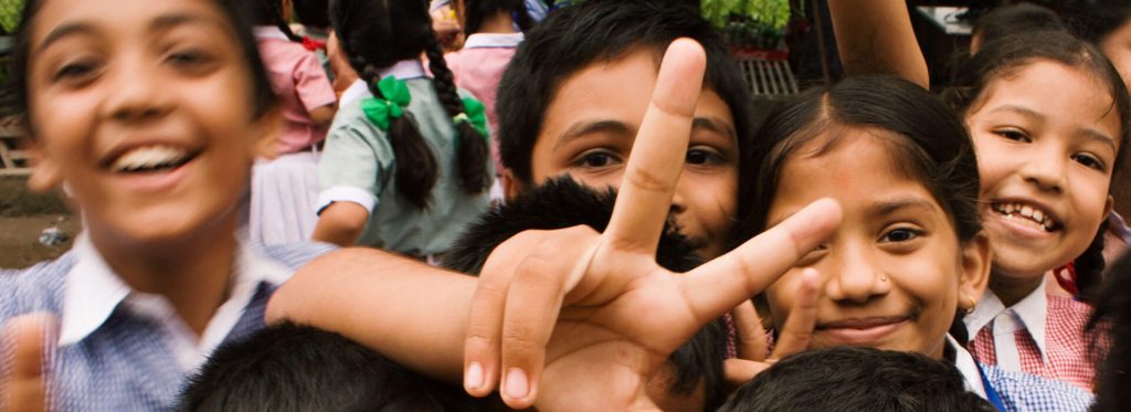 garçons de 12 ans qui font le v de la victoire avec les doigts